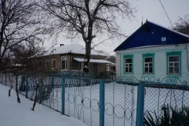 Кат. Дом 49,8 кв м на участке 28 соток и 10 соток на соседнем участке
Цена 900 000 рублей.