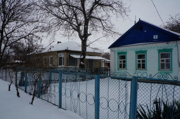 Кат. Дом 49,8 кв м на участке 28 соток и 10 соток на соседнем участке
Цена 900 000 рублей.